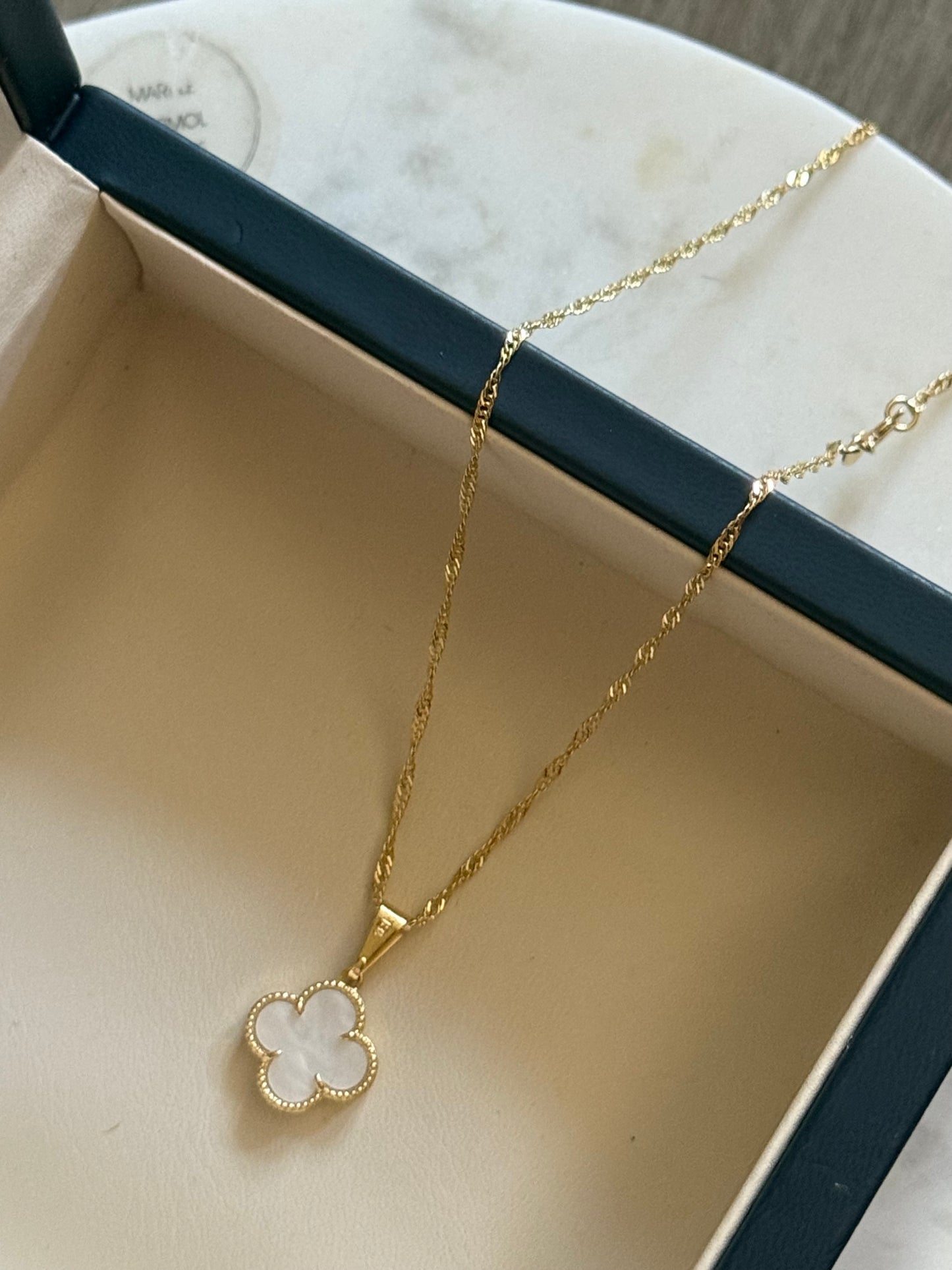 Colgante Vancleff blanco laminado en oro 18k