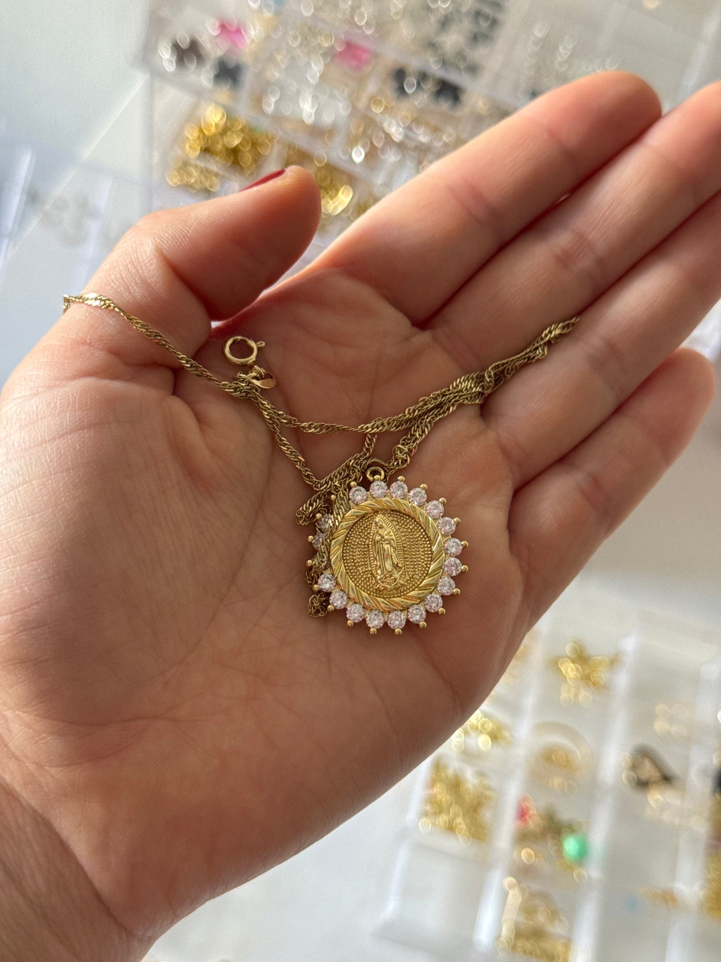 Colgante virgen con circones enchape en 18k