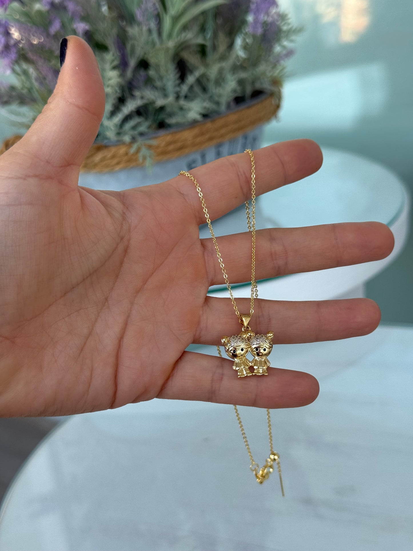 Niña y niño baño en oro