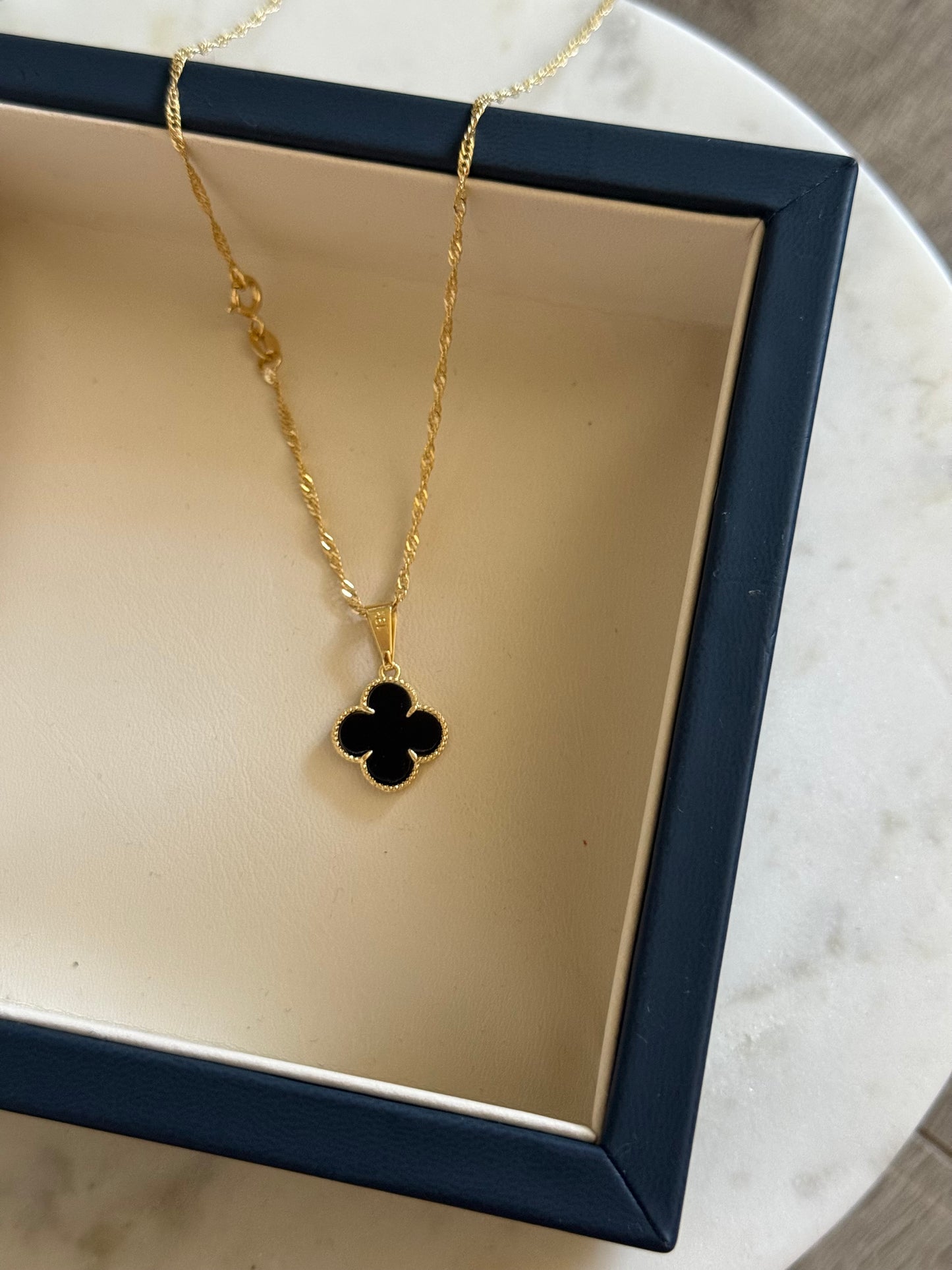 Colgante Vancleff negro oro laminado 18k