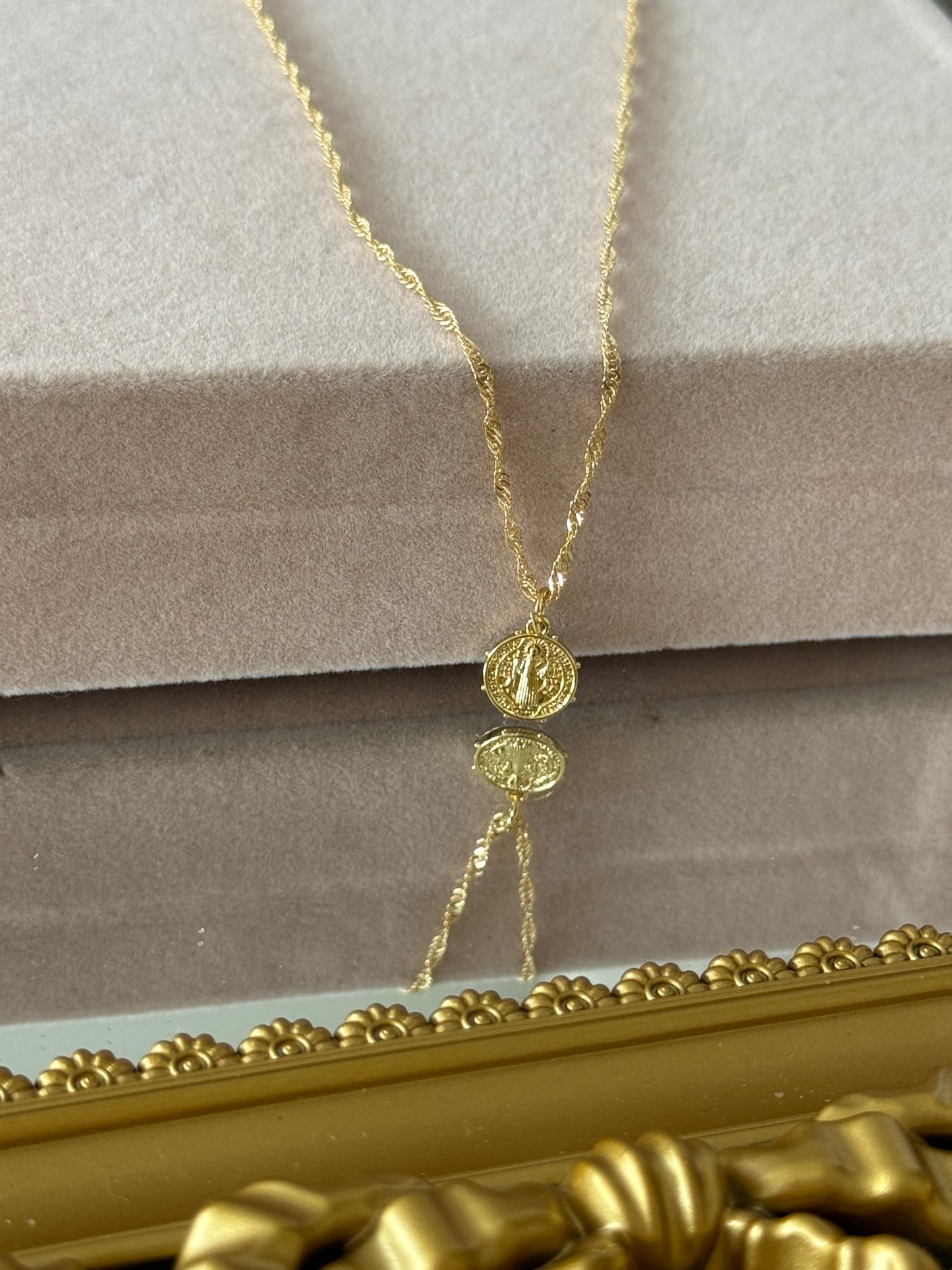 Colgante san Benito enchape en oro 18k