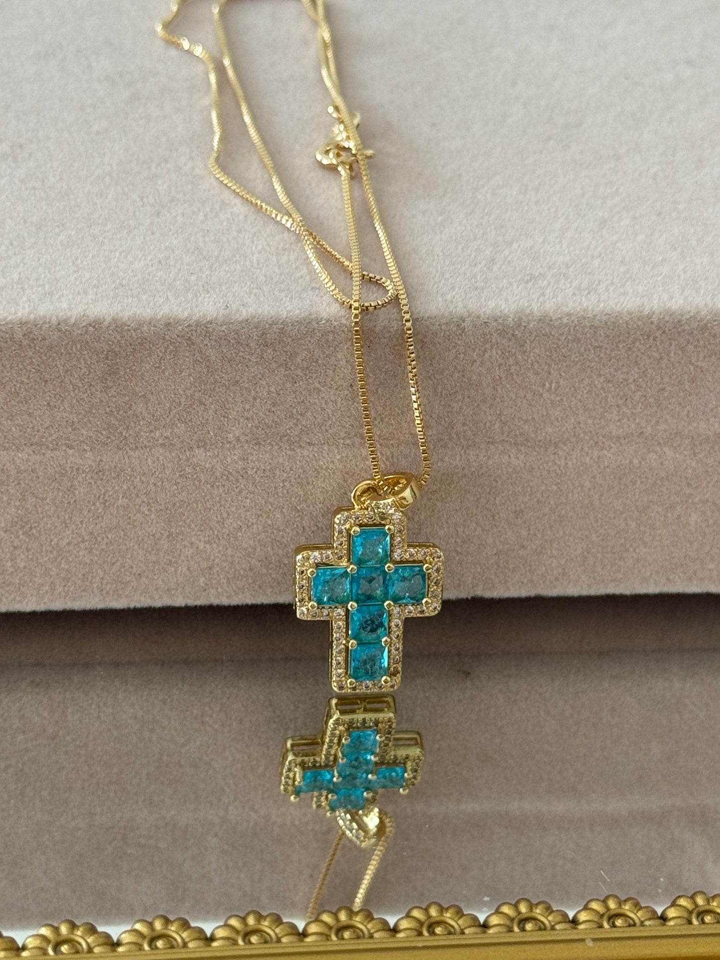 Colgante cruz turquesa baño en oro 18k