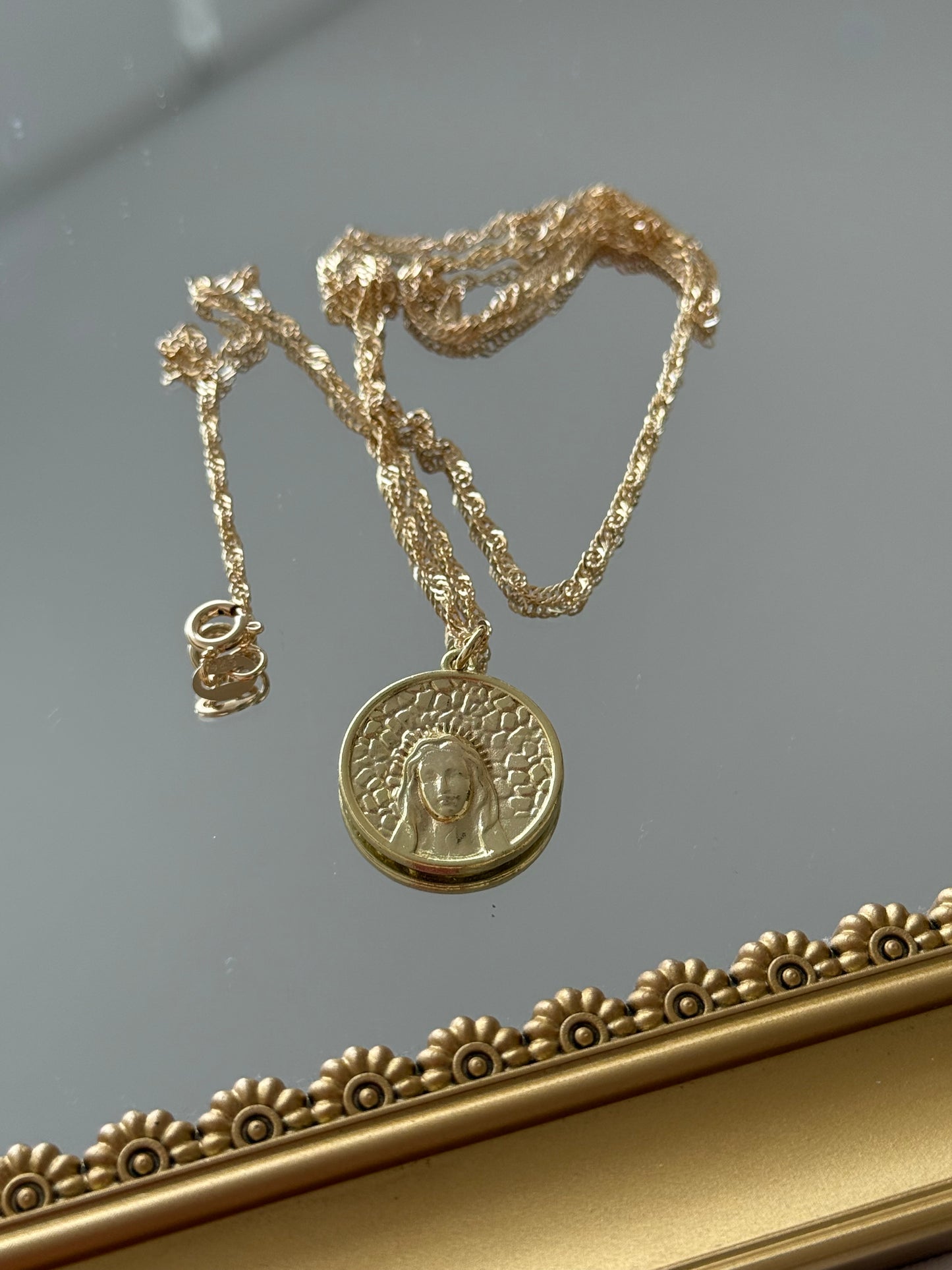 Colgante virgen María 📿 enchape oro 18k