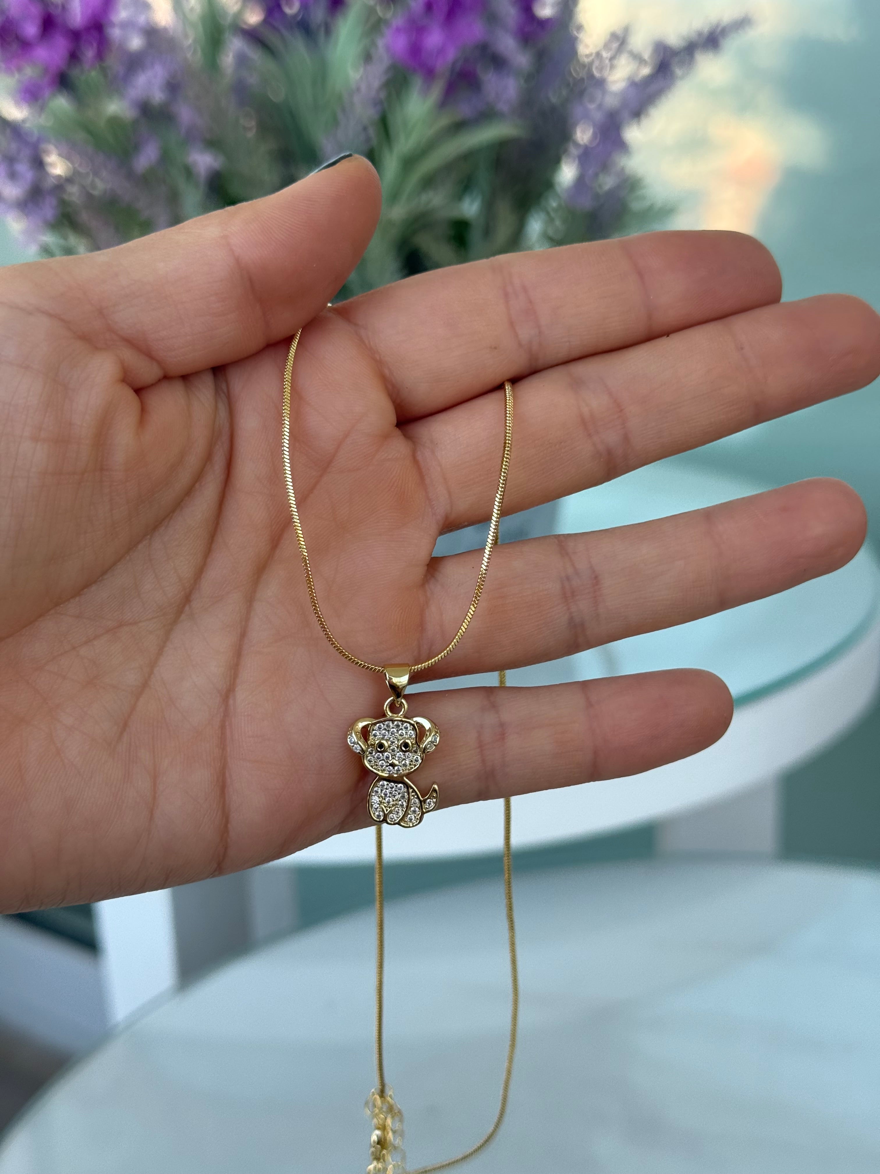 Perro  con circones baño en oro 18k