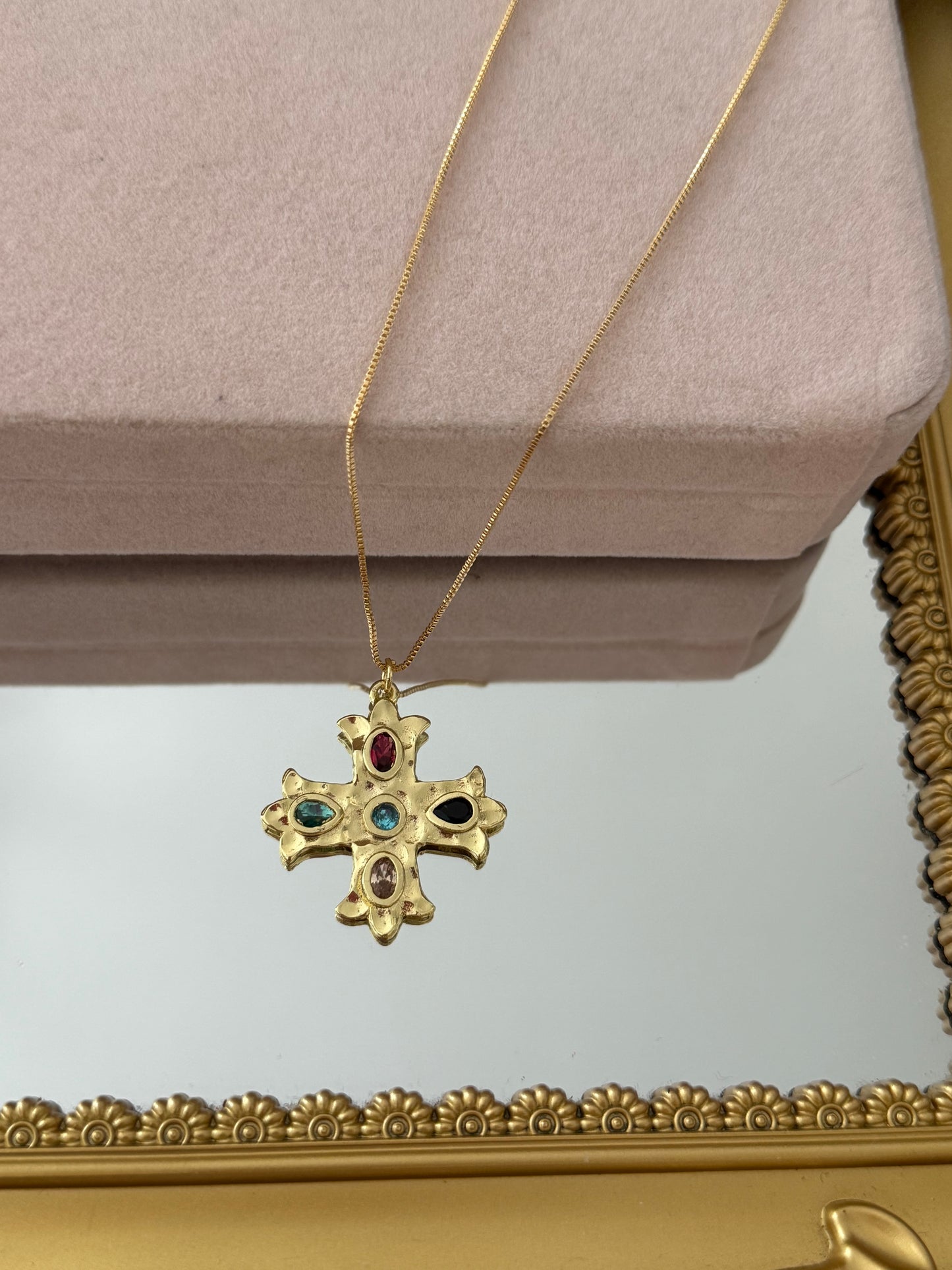 Colgante cruz con enchape en oro 18k