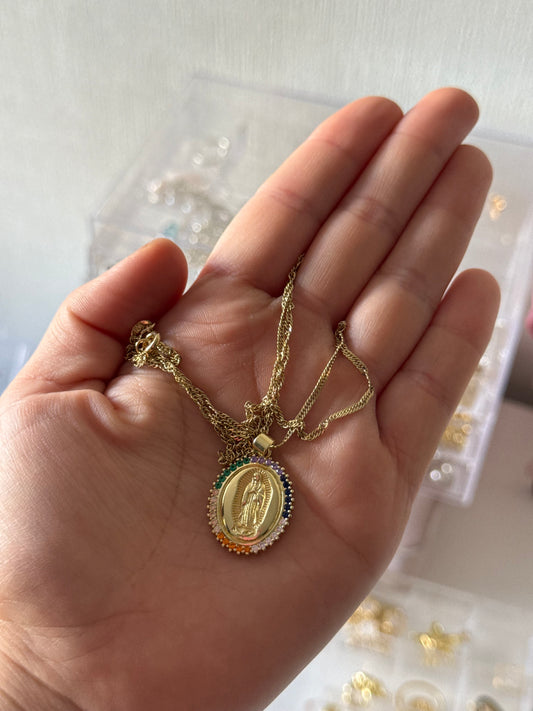 Virgen de colores en baño en oro18k