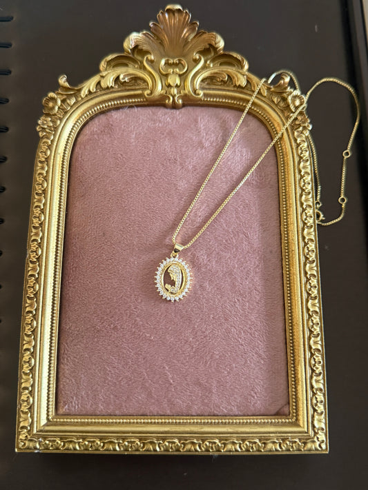 ✨Colgante Virgen niña  con circones oro laminado 18k✨