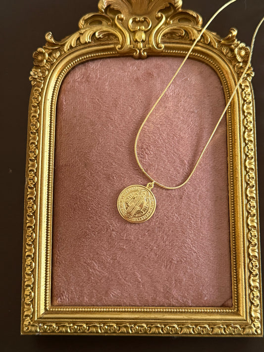 ✨Colgante san Benito oro laminado 18k✨