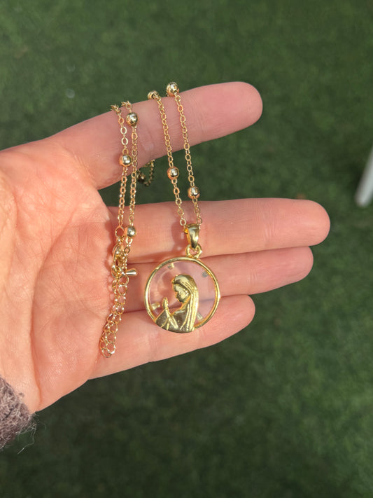 Colgante virgen  niña con fondo cristal oro laminado 18k