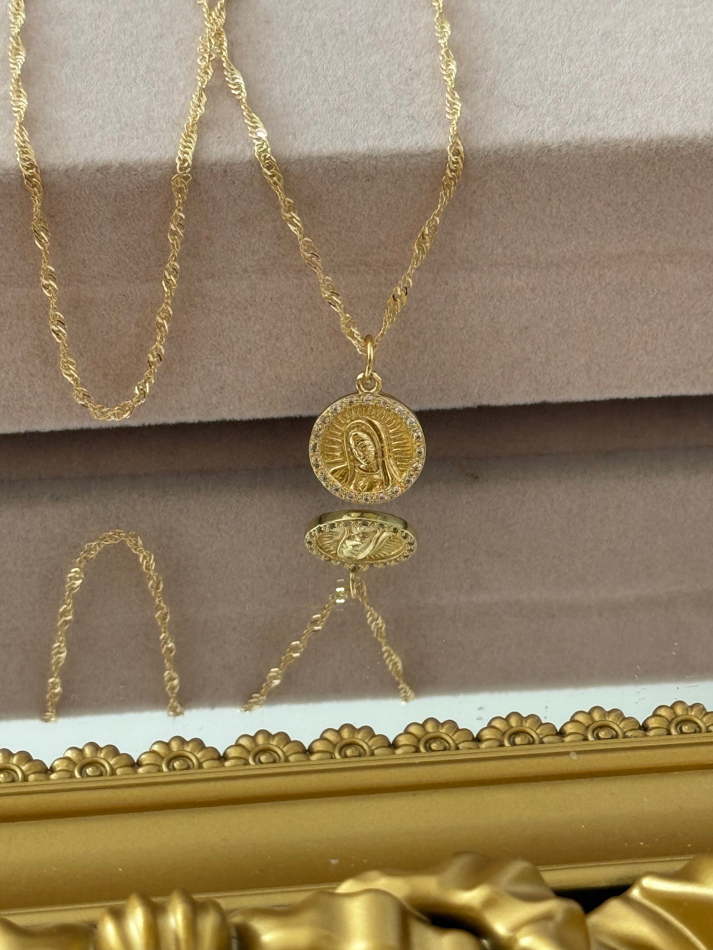 Virgen con microcircones baño en oro 18k