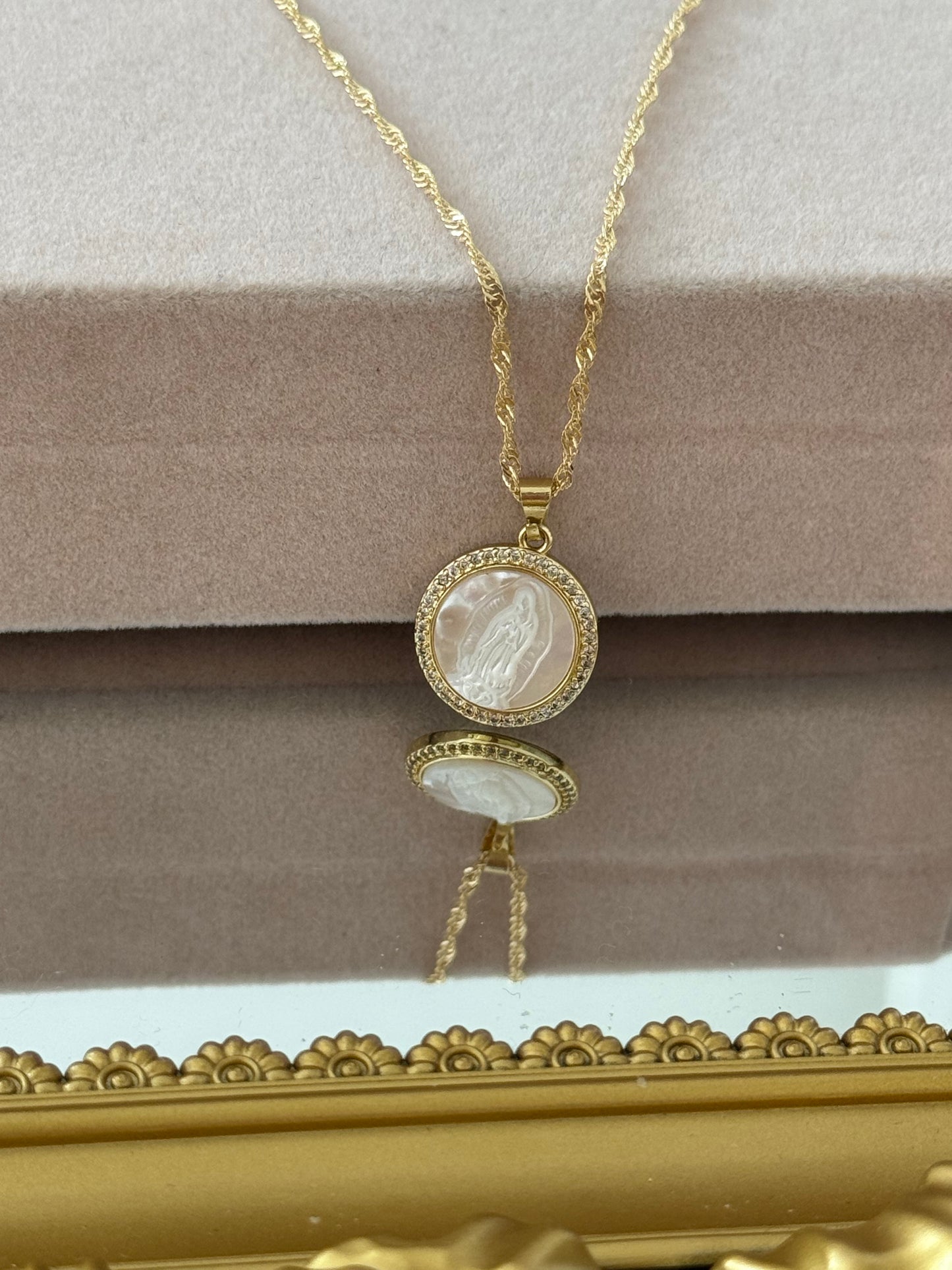 VIRGEN ORO LAMINADO18k con nácar