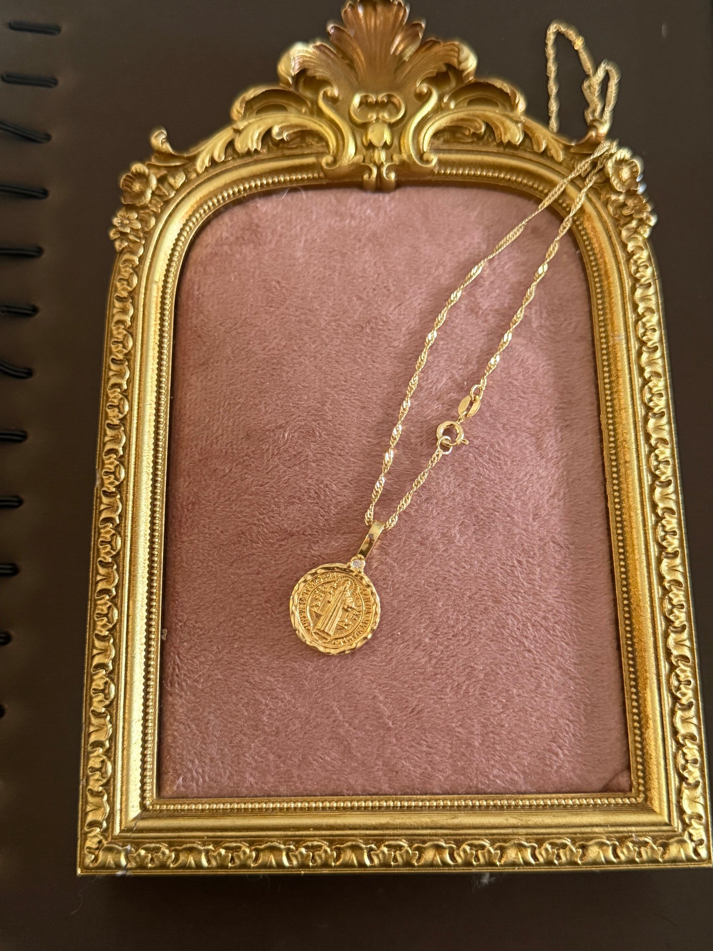 ✨Colgante san Benito unisex oro laminado 18k✨