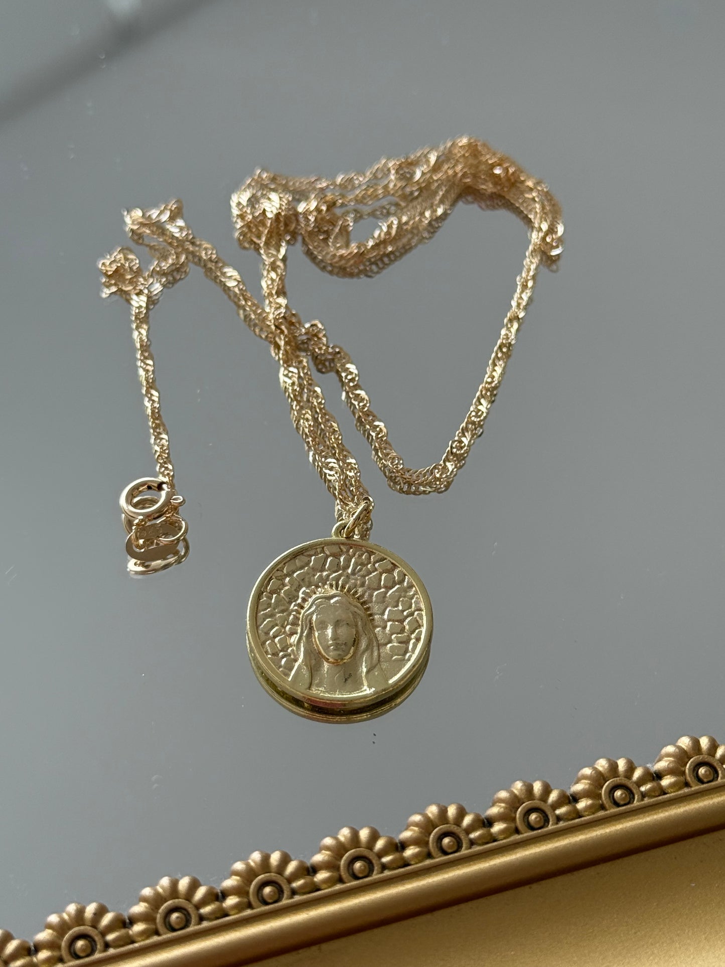 Colgante virgen María 📿 enchape oro 18k