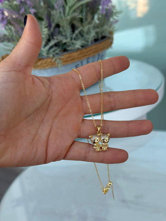 Niña y niño baño en oro