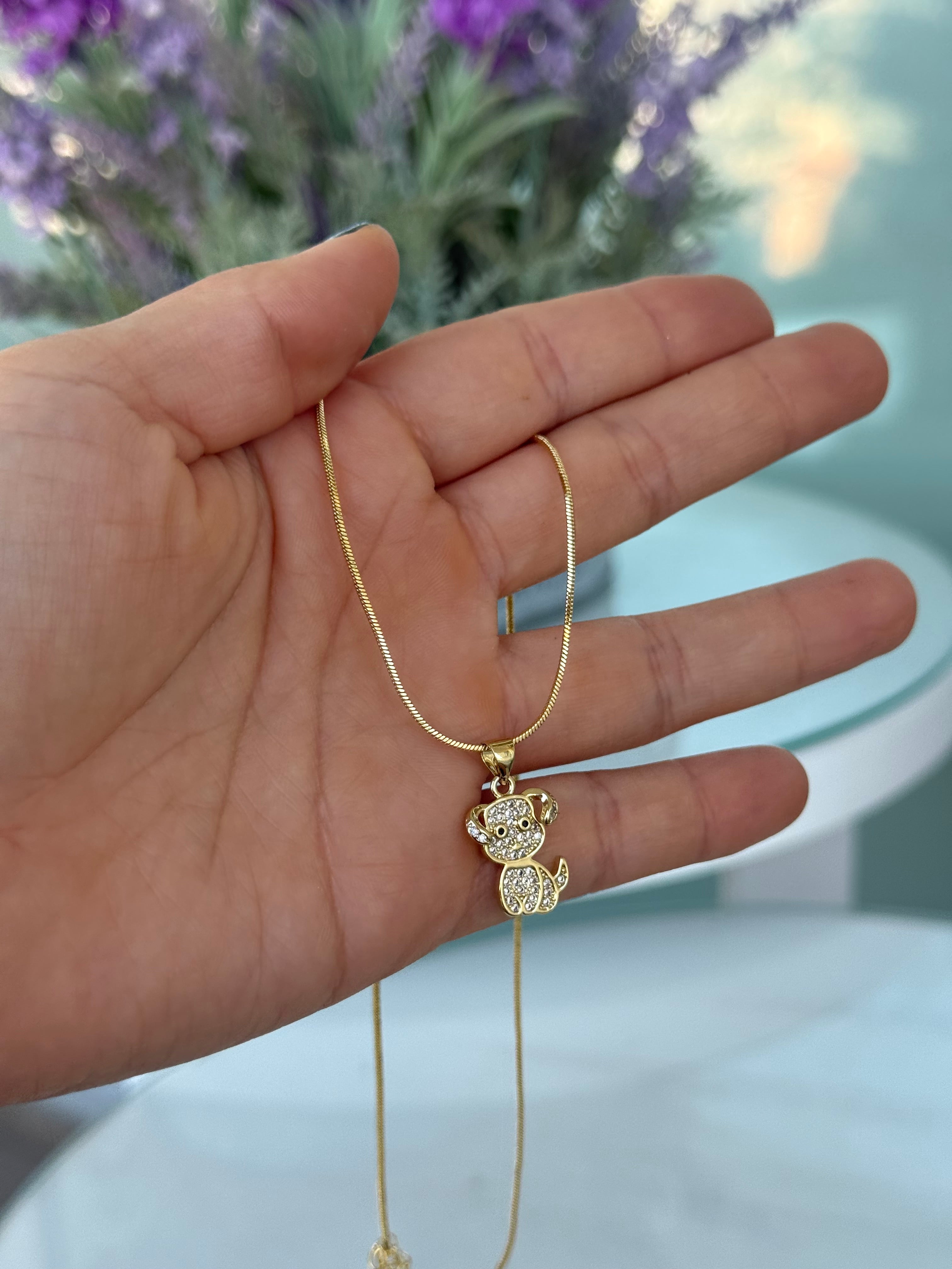 Perro  con circones baño en oro 18k